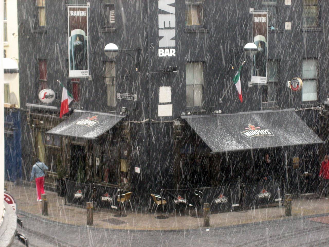 Pub à Cork sous une tempête de neige